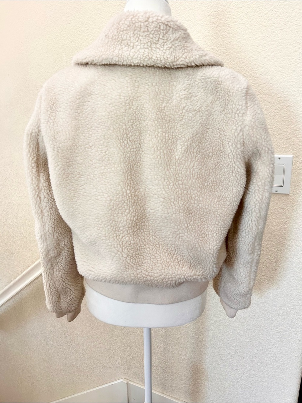 GAP Women's Medium Cream Faux-Fur Sherpa
Teddy Bomber Jacket - Full Zip - Picture 4 of 9